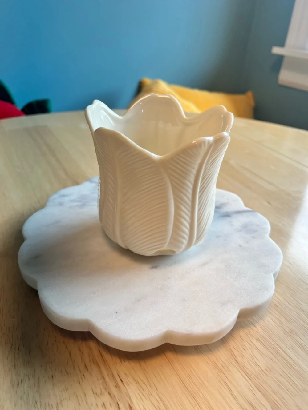 Partylite White Ceramic Tulip-Shaped Decorative tea light/candle holder